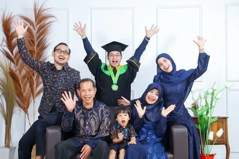 Foto wisuda di Studio Kuningan Ahmad Yani - mahasiswa dengan toga